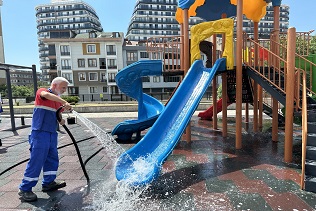 KÂĞITHANE’DE PARKLARDA TEMİZLİK SEFERBERLİĞİ